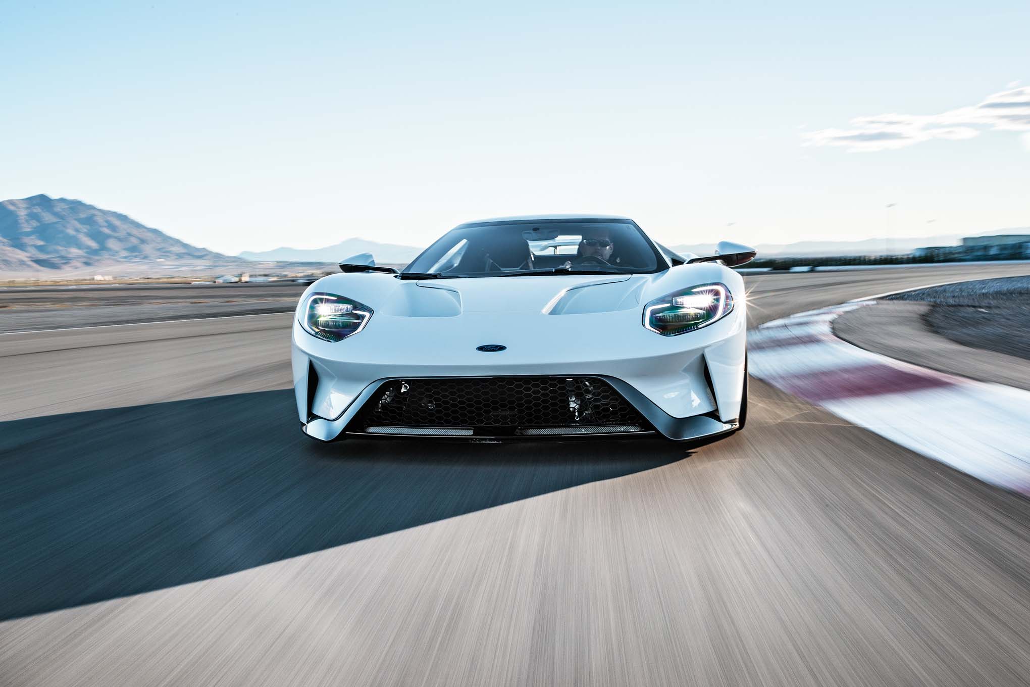 2017-Ford-GT-front-end-in-motion
