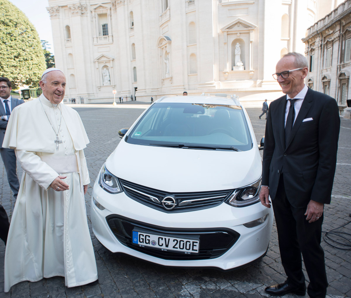 Pope Francis Opel Ampera-e